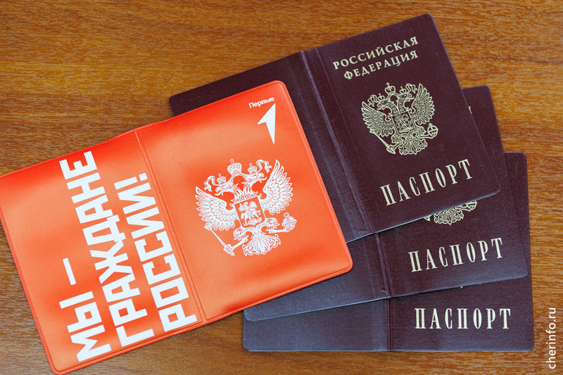    Церемония прошла 11 апреля в мэрии. Паспорта получили 22 подростка. К главному документу подарили обложку, значки с символикой проекта "Движение первых"