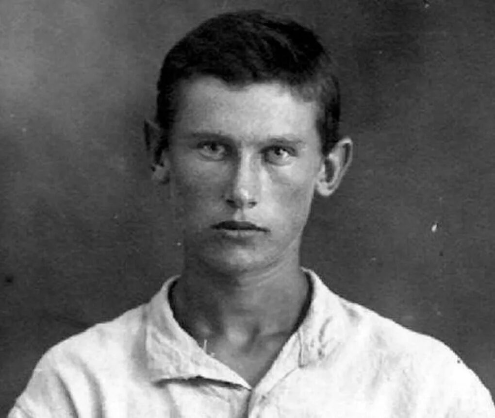 Молодой Саша Фадеев в годы создания романа "Разгром" (1926)