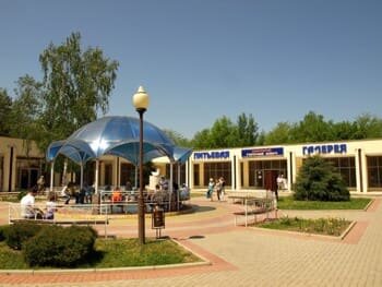 Полная независимость и свобода передвижения являются самыми основными критериями, по которым обычно клиенты приходят в автопрокат в Горячем ключе. Человеку, взявшему авто в аренду, не придется зависеть от расписания движения общественного транспорта и подстраиваться под него. Кроме перечисленных, имеются у проката автомобиля в Горячем ключе без водителя и другие плюсы: