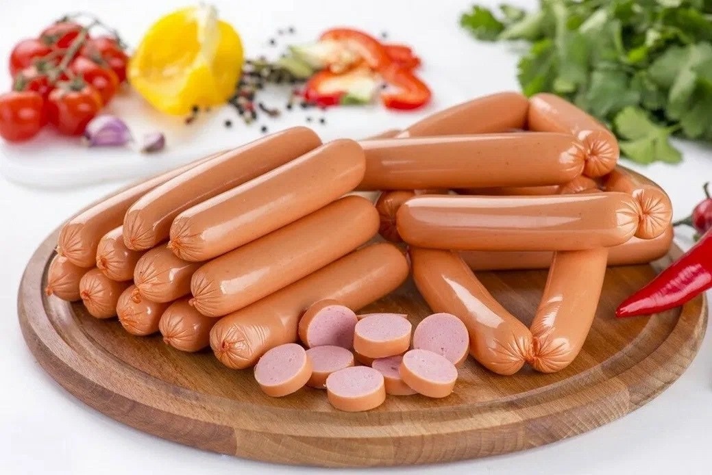 Куриные сосиски достаточно сочные и нежные, они подходят для диетического и детского питания