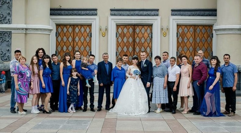 Давно ли сами были молодыми Елена и Иван Крыловы (на фото в центре), незаметно  прошло - промелькнуло более тридцати лет... Уже выходят замуж повзрослевшие дочери. На свадьбе у Валентины