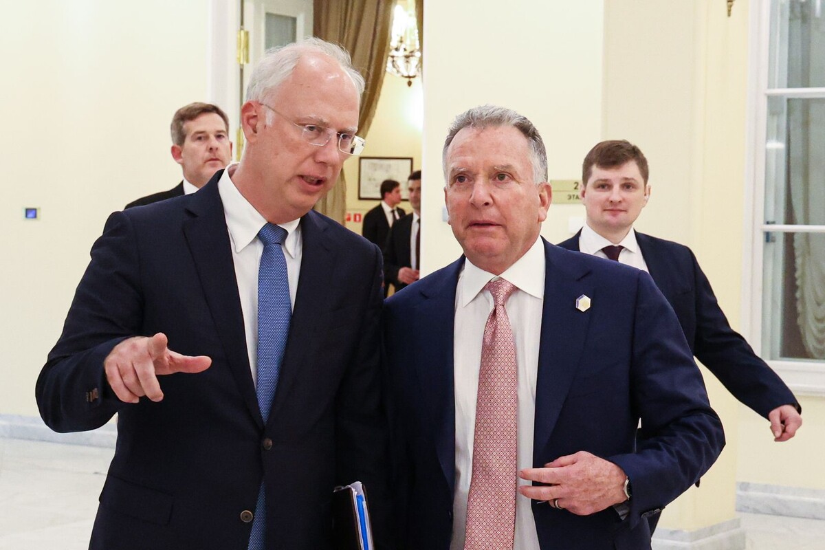    Специальный представитель президента РФ по инвестиционно-экономическому сотрудничеству с зарубежными странами, генеральный директор Российского фонда прямых инвестиций Кирилл Дмитриев и специальный посланник президента США Стивен Уиткофф (слева направо) / Источник: © Вячеслав Прокофьев/пресс-служба президента РФ/ТАСС