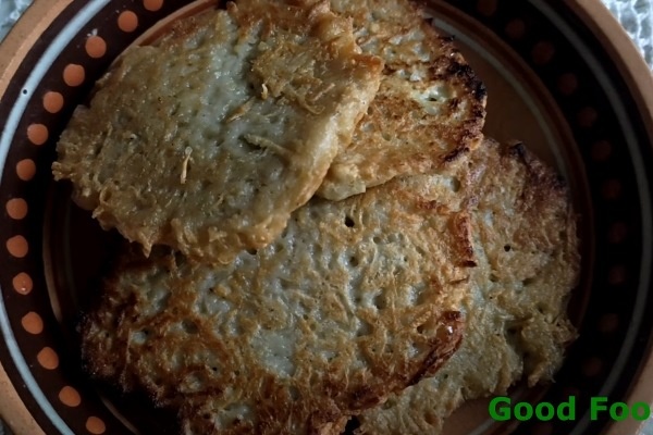 Подать к столу тёплыми со сметаной и сливками.
