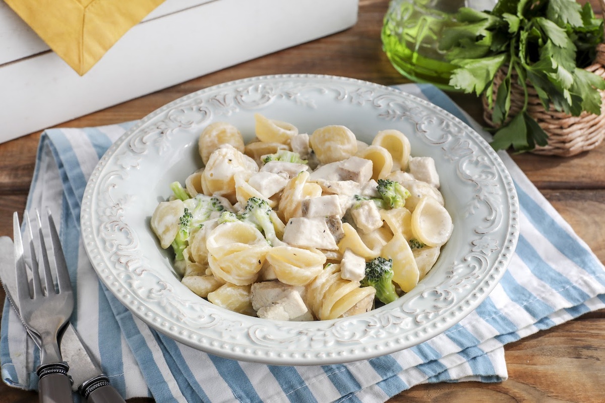 Паста итальянской бабушки с копчёной курицей и брокколи в сливочном соусе
