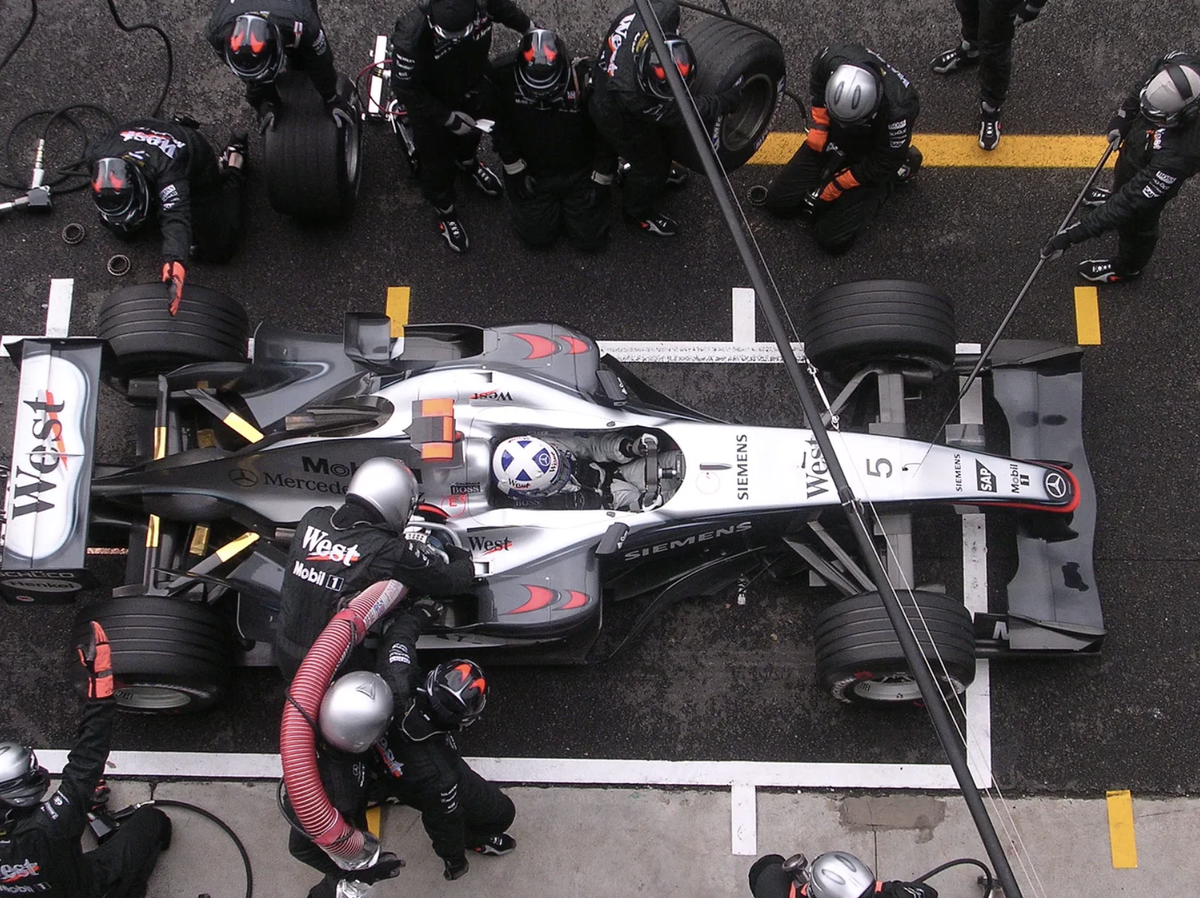 Заправка топливом продолжает вызывать разногласия среди фанатов «Формулы-1»: одни считают её ценным стратегическим инструментом, а другие — вредной для действий на трассе. [Авторство: Фабио Алессандро Локати]