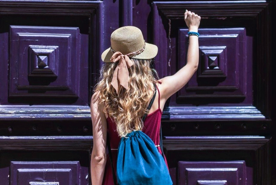 Анна стучит в дверь