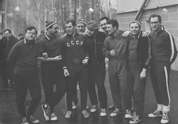 Юрий Гагарин с хоккеистами сборной СССР по хоккею - Вячеславом Старшиновым, Виктором Кузькиным, Валерием Никитиным...