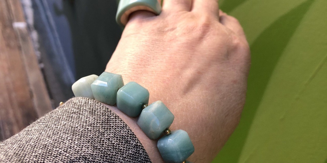 Украшения из амазонита и ясеня.