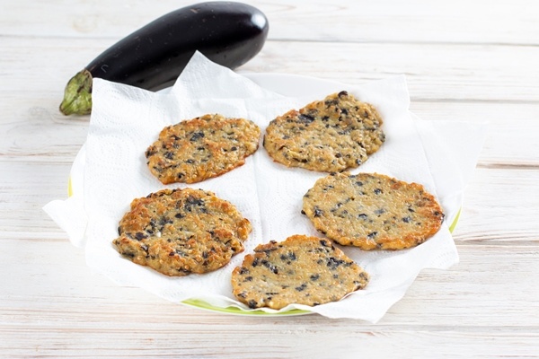 Готовые драники переложить на бумажное полотенце, чтобы удалить лишний жир.
