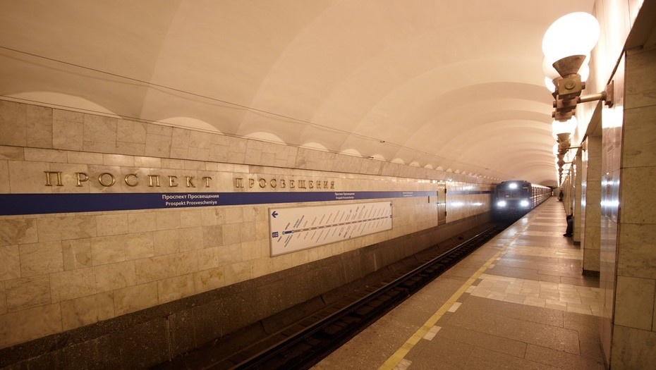    Поезд прибывает на станцию метро "Проспект Просвещения" в Петербурге. Автор фото: Евгений Иванов / "Деловой Петербург"