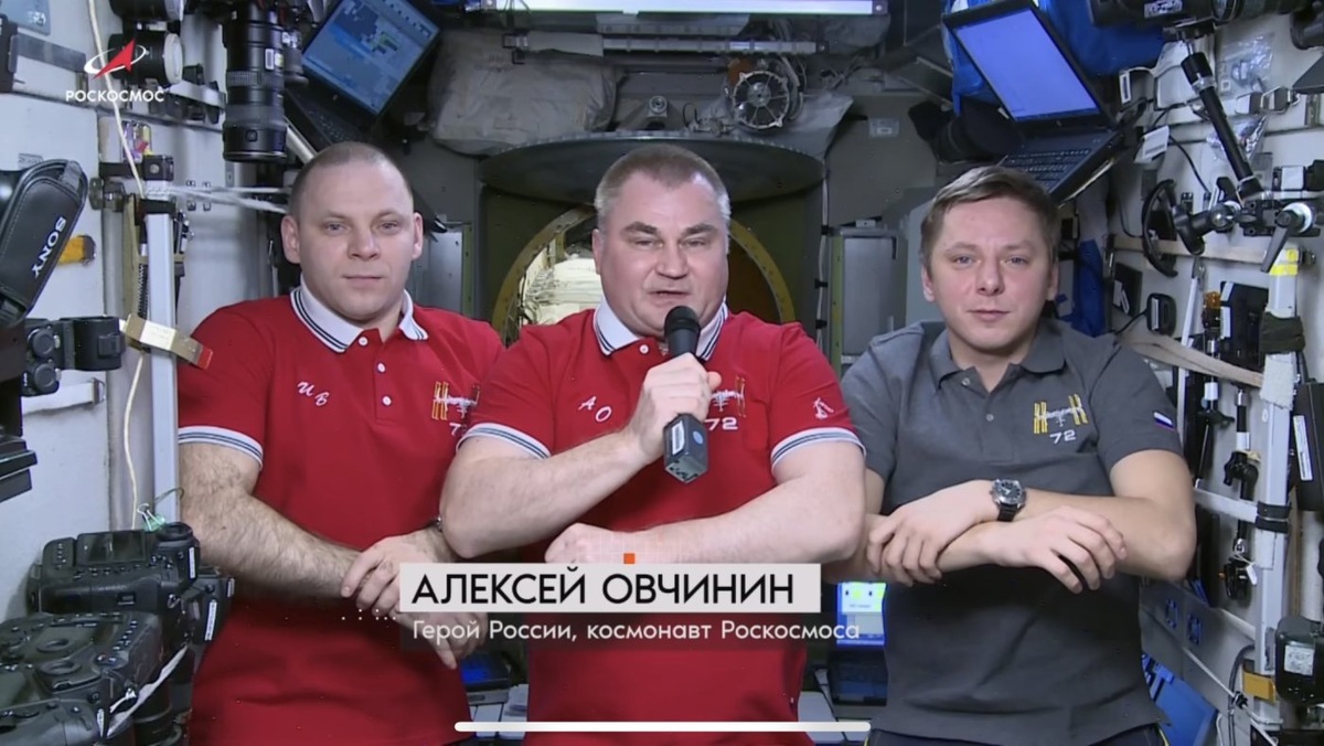    Российский экипаж МКС поздравил россиян с Днем космонавтики