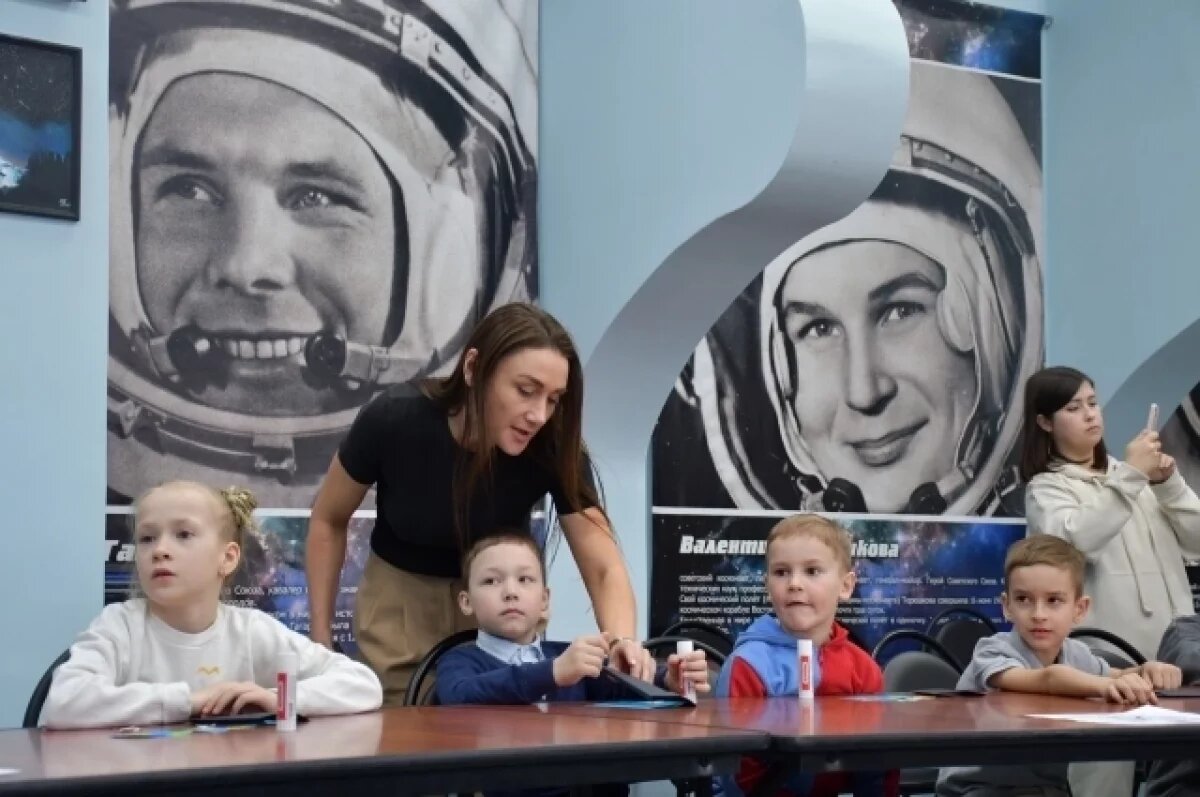    В ульяновской библиотеке №2 открыли стену памяти Гагарина