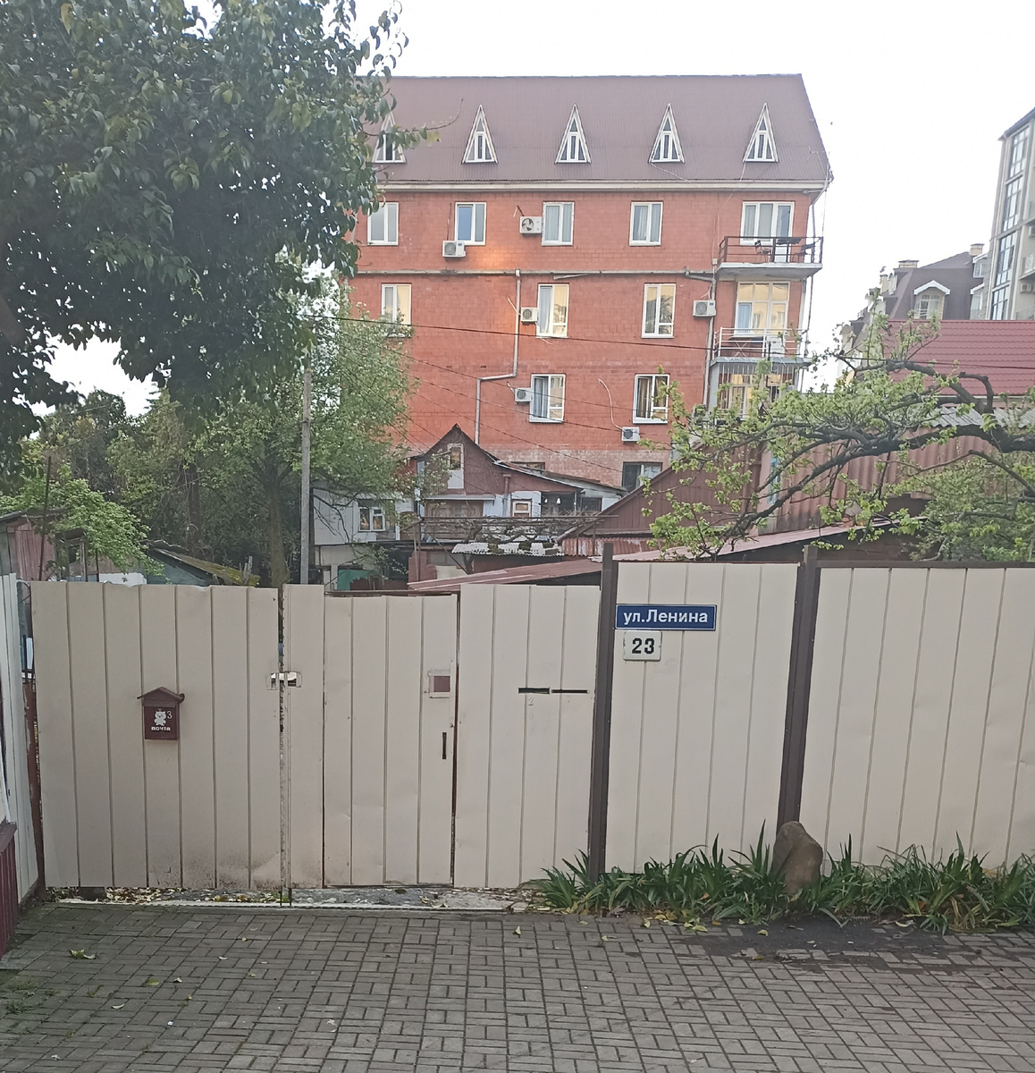 Ленина 23 - адрес, который есть, пожалуй, в каждом городе постсоветского пространства. Адрес моего детства. В Адлере, проходя мимо него, чувствую как щемит сердце. 