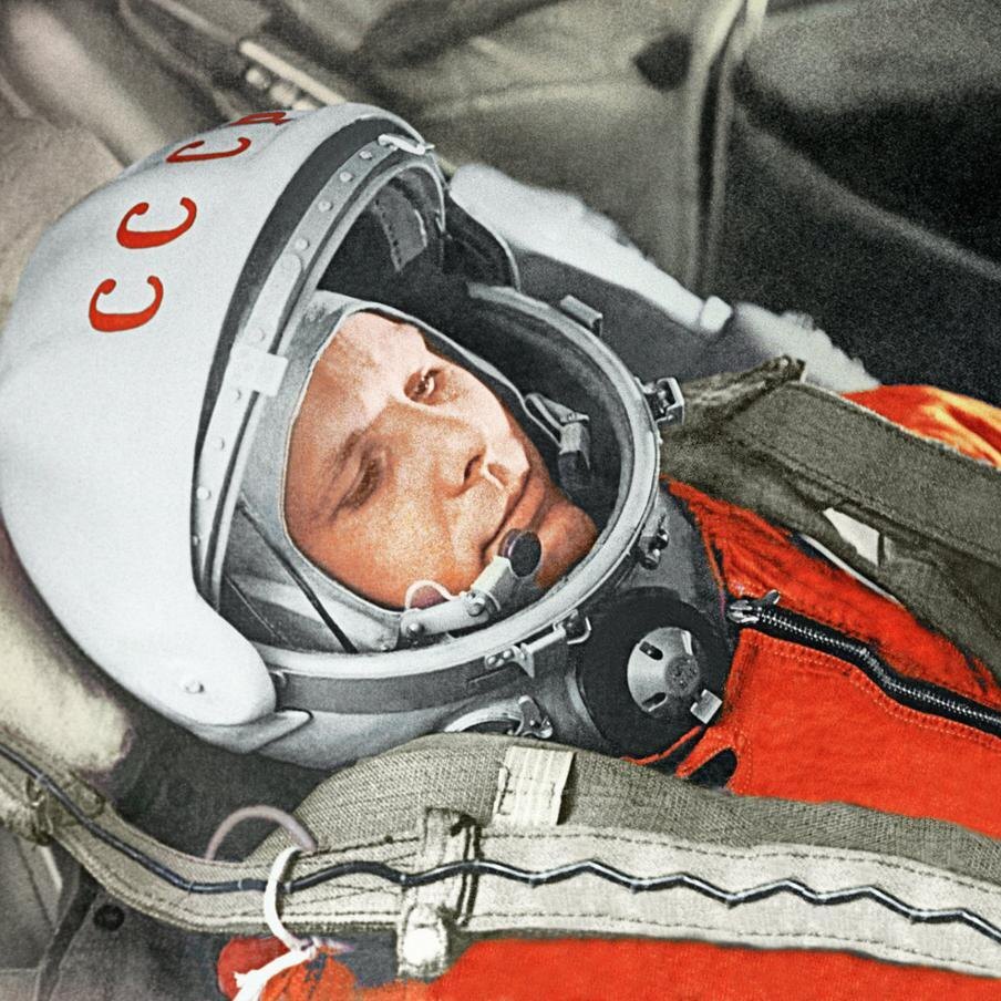 Космонавт Юрий Гагарин в кабине космического корабля "Восток-1" перед стартом. Космодром Байконур, 12 апреля 1961 год. @РИА Новости