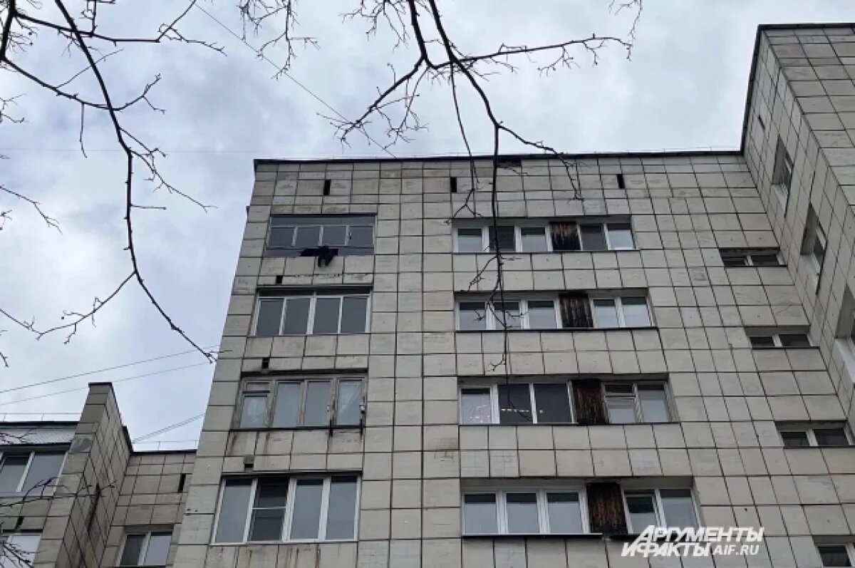    Он выбил окно и начал свисать