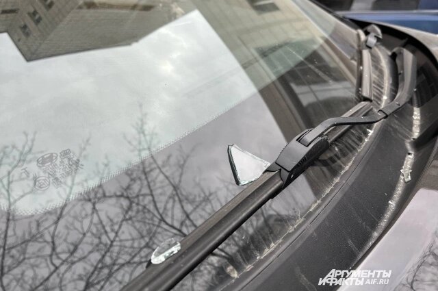    Осколки разлетелись по всему двору. Фото:  АиФ/ Аня Якурнова