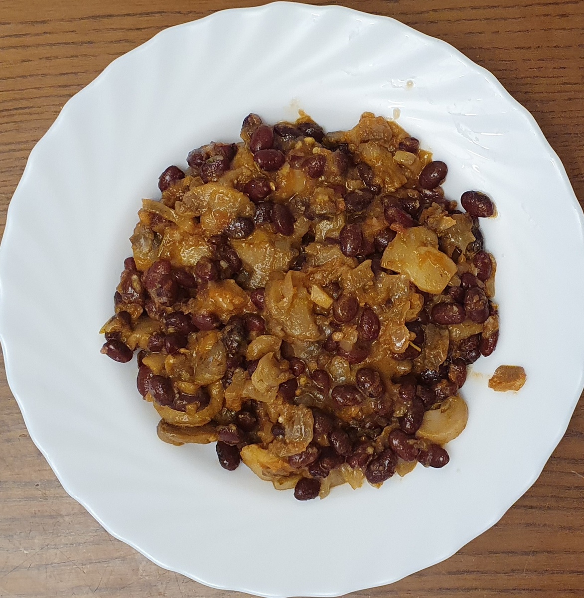 Шампиньоны с фасолью в томатном соусе. Фото автора.