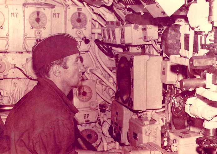 Командир Б-101 Юрий Петрович Доценко управляет лодкой.  Фото автора.