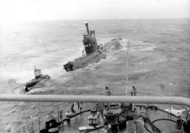 Так море ломает подводные лодки. Это Б-427 в  Южно-Китайском море. Здесь помощь подоспела вовремя.  Фото:  https://vk.com/wall-68340327_7734