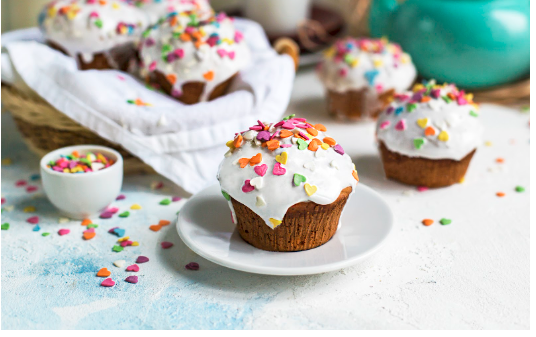 Творожные мини-куличи с изюмом, кумкватом и белой глазурью