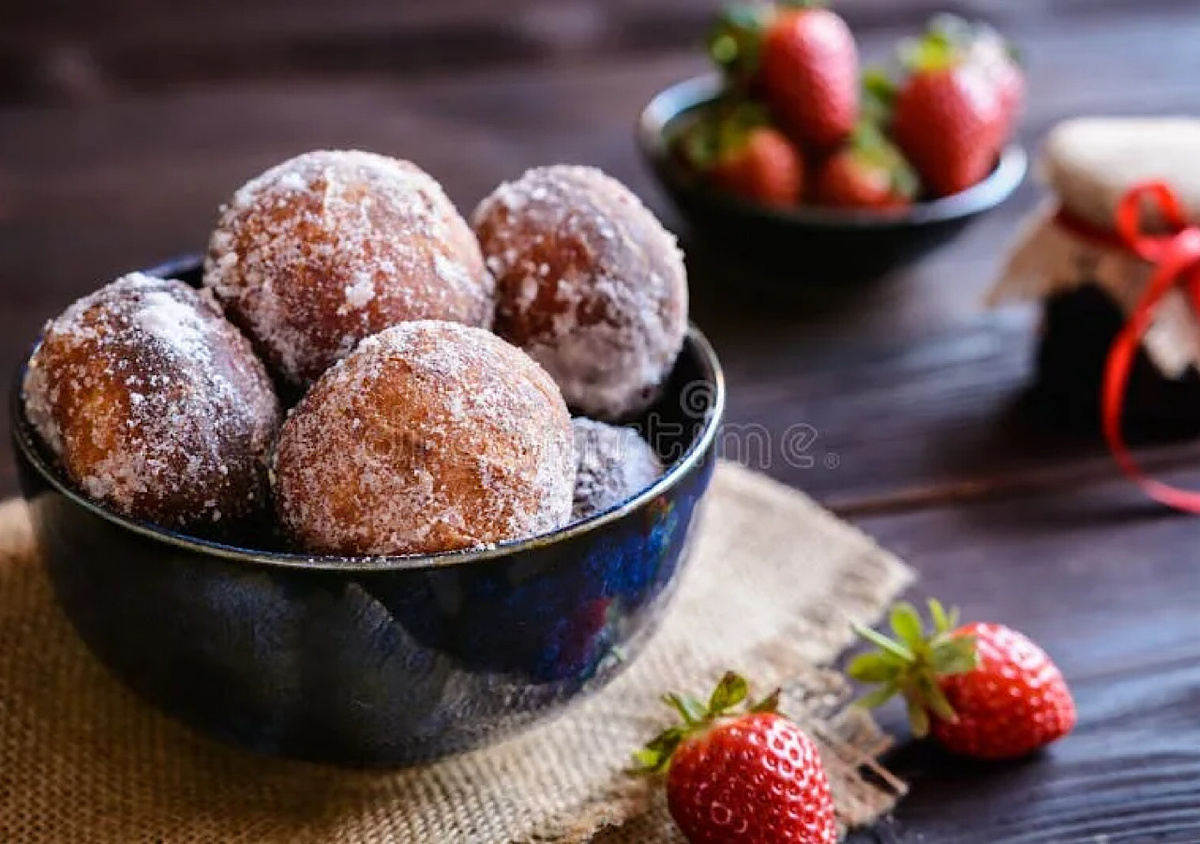 Фото: Tray of ring donuts stock photo. Image of white, G dreamstime.com