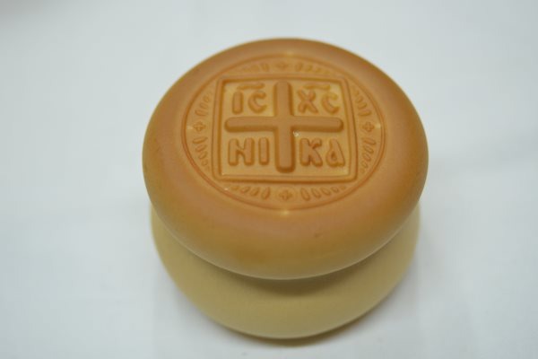 Маленькие просфорки делаются похоже. Общее время расстойки – 45-50 минут, время выпечки – 20-24 минуты (в зависимости от количества) при температуре 220 градусов. Дальше все как для больших просфор.
