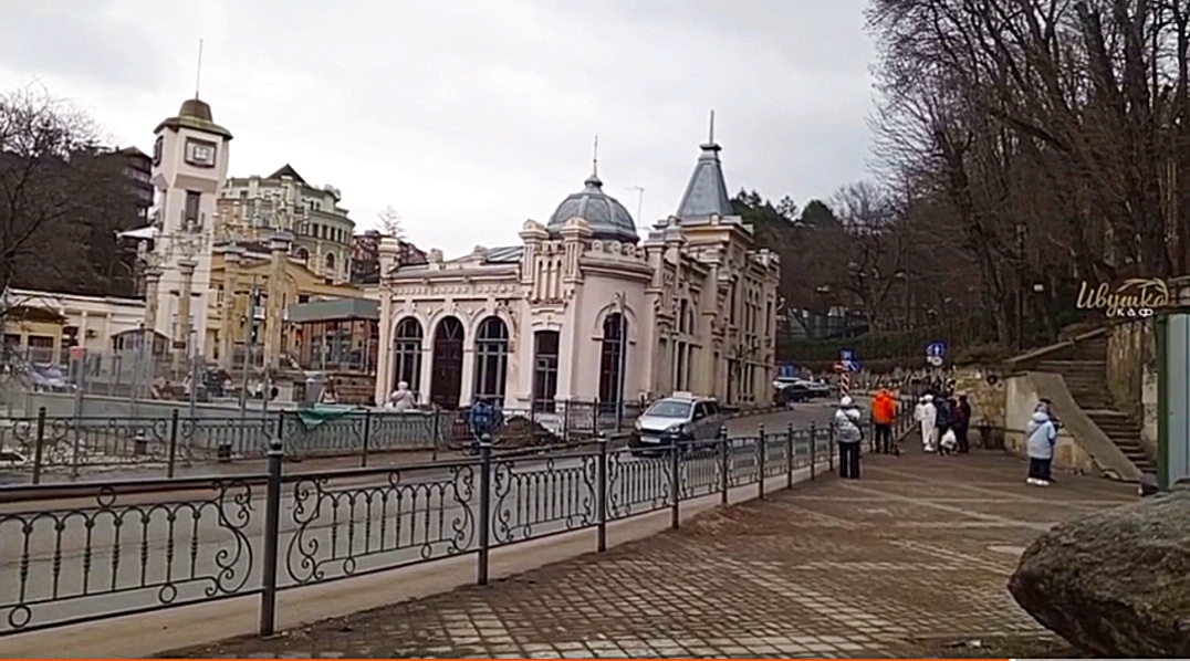 Идём со стороны улицы Карла Маркса