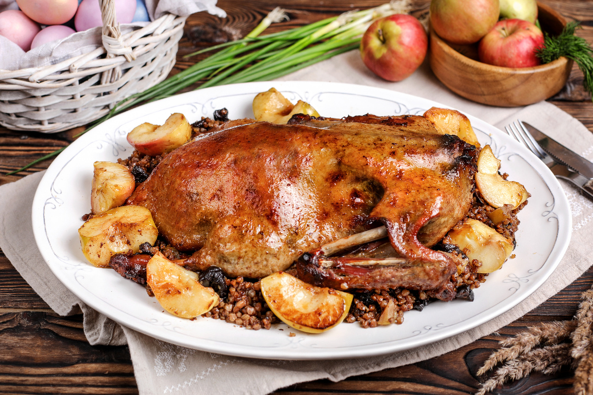 Утка по-гоголевски с гречкой, яблоками и черносливом