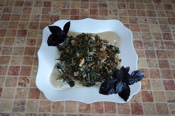 Подать с гарниром из зелени базилика.
