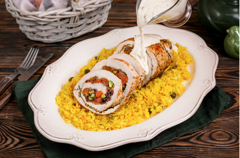 Пасхальный рулет из индейки с луковым мармеладом, грибным соусом и рисом Жасмин