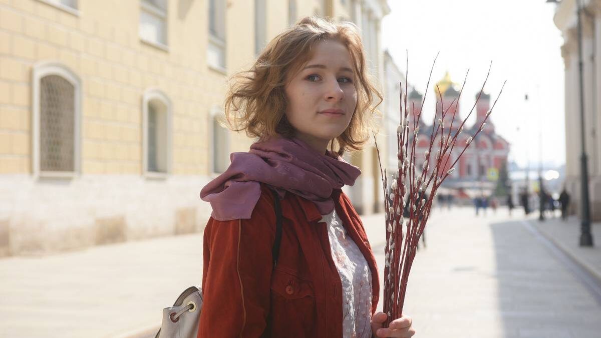    Москвичка Анастасия Линник в Богоявленском переулке с вербой / Фото: Пелагия Замятина / Вечерняя Москва