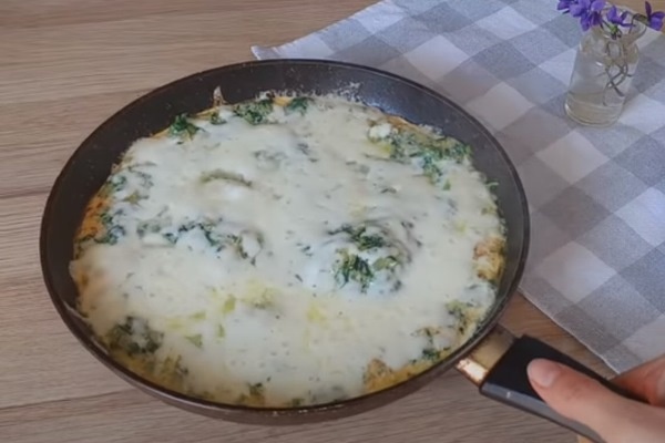 Подавать блюдо к столу в горячем виде.
