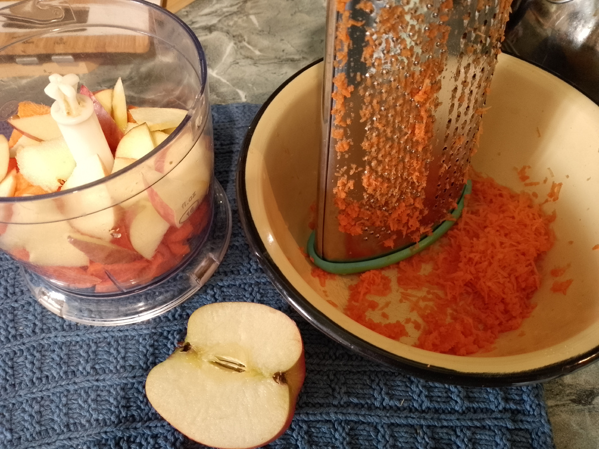 морковь с яблокомв блендере.