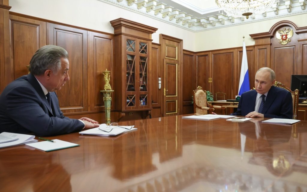    Президент РФ Владимир Путин и генеральный директор финансового института развития в жилищной сфере «Дом.РФ» Виталий Мутко (слева) во время встречи. Вячеслав Прокофьев / POOL