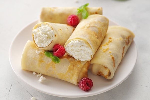 Всыпьте сахарную пудру и тщательно перемешайте.
