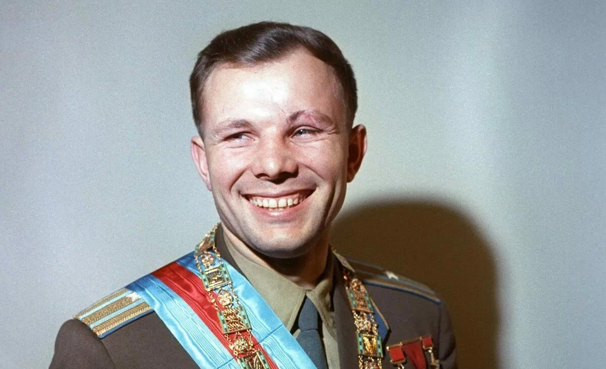 Юрий Гагарин - первый человек, совершивший полёт в космос (фиои)