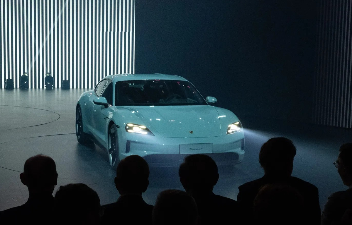 «Ужасной» называют работу системы мультимедиа Porsche Taycan китайские владельцы этих автомобилей с ценой более 100 000 долларов на местном рынке