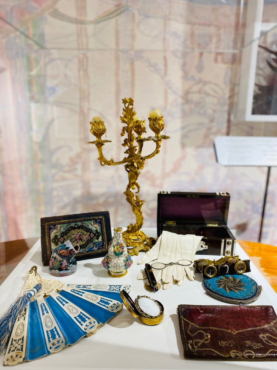 Государственный музей-заповедник М.Ю. Лермонтова в Пятигорске. Театральные аксессуары XIX века в отделе музея «Дом Алябьева».