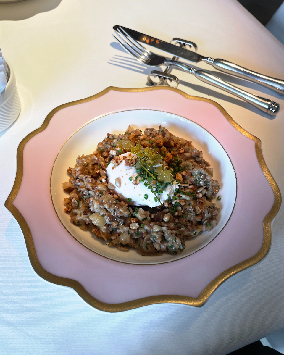 Гречневая каша с белыми грибами и яйцом пашот