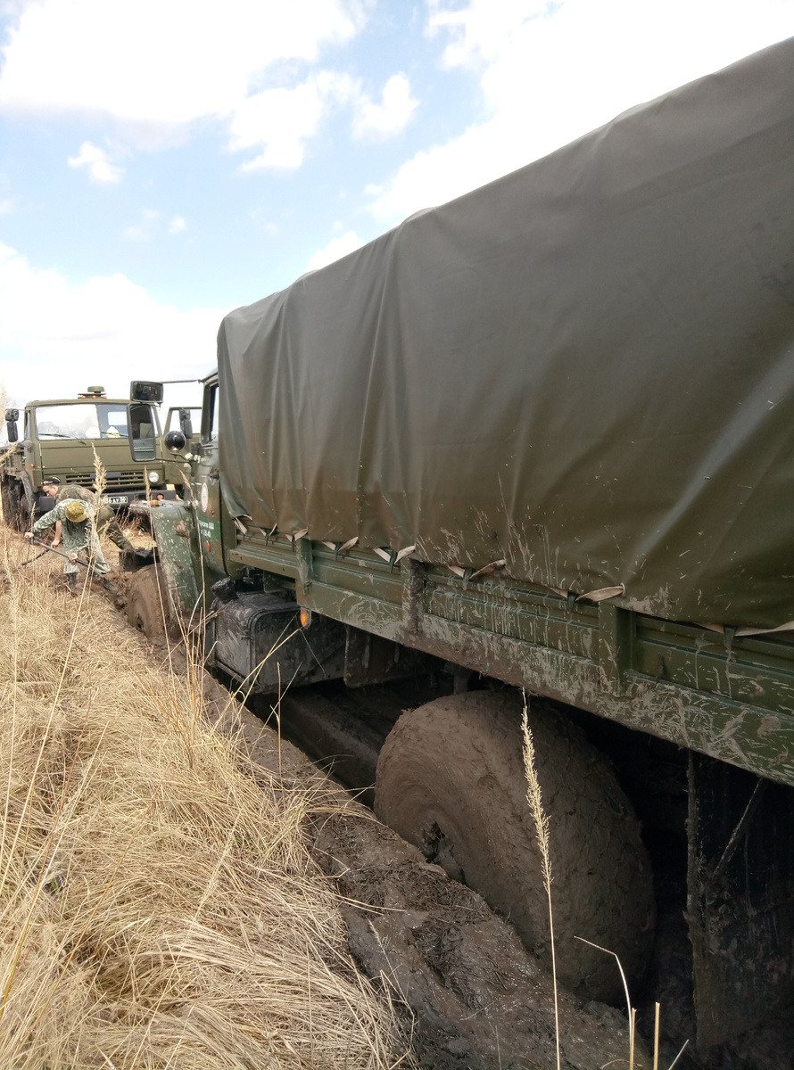 Даже военные грузовики местами вязнут.