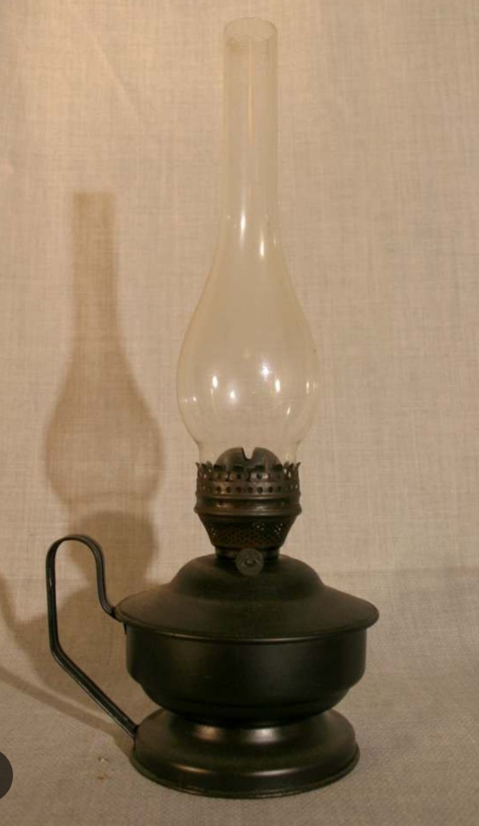 Такая лампа была у нас, с ней и уроки делали вечером, и ужинали и читали. 