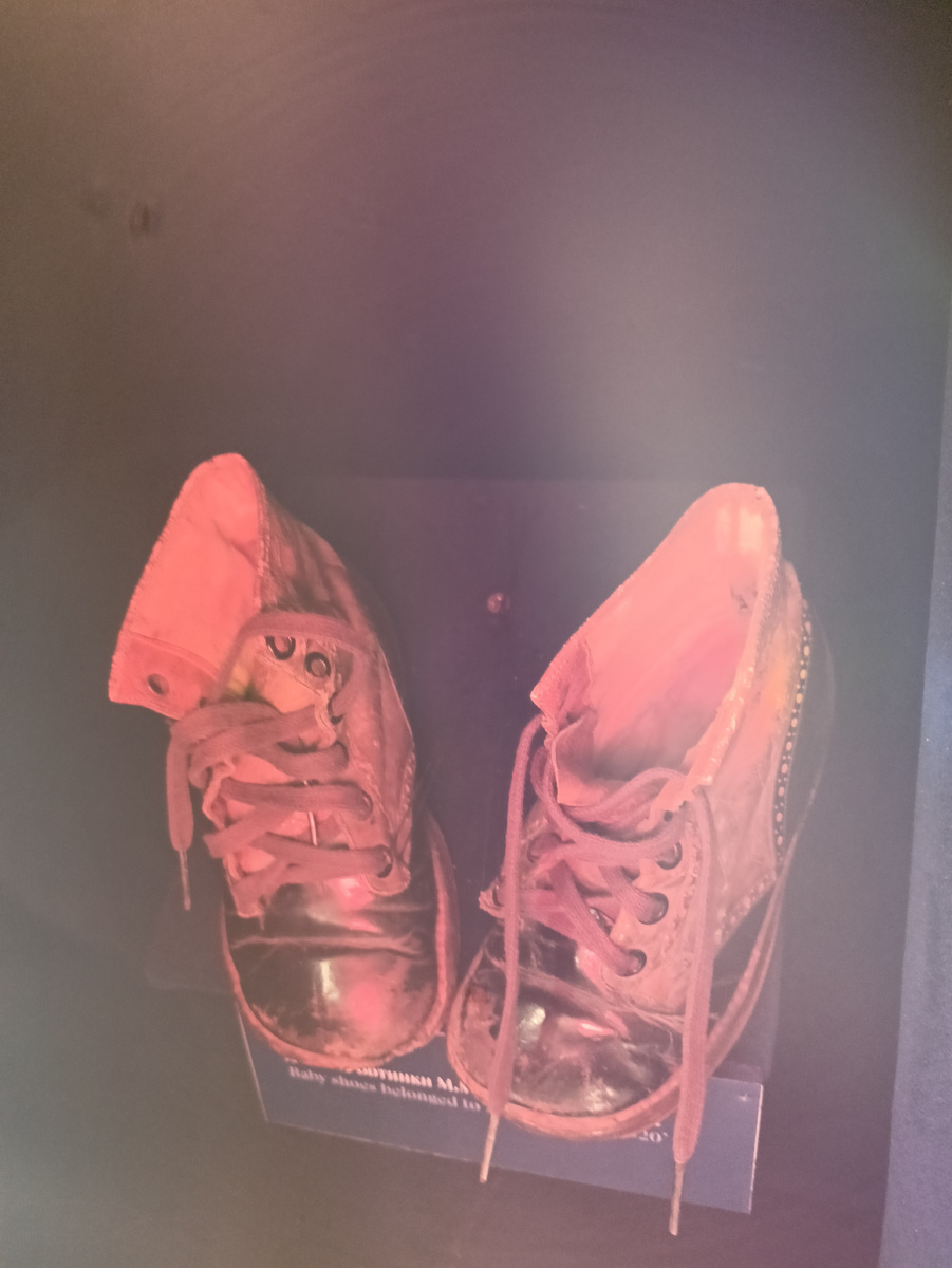 ботиночки маленькой Майи. В них она старалась танцевать на носочках, как балерина