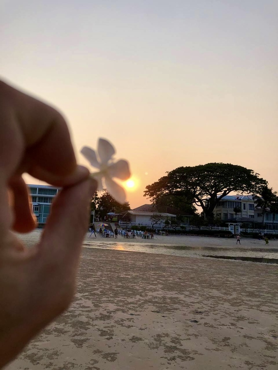 Пляжи Хуа Хина спокойные и широкие, без шумных толп и моторных лодок. Даже в высокий сезон можно найти уединённые участки. Здесь комфортно купаться, гулять у воды, встречать рассветы и кататься на лошадях по берегу моря.