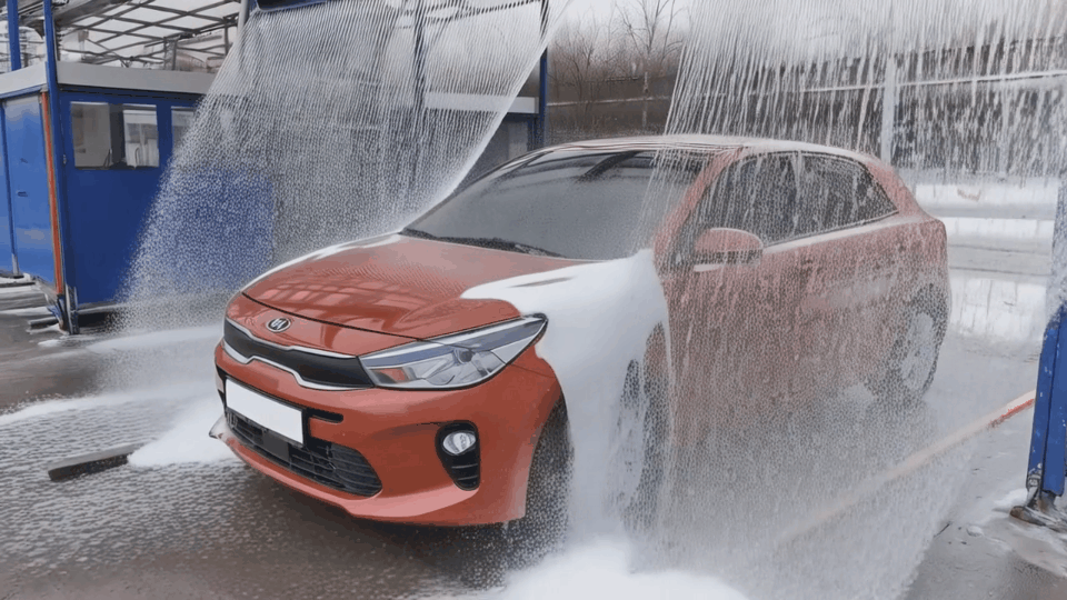 Струи воды бьют по крыше Kia Rio X, создавая эффект барабанной дроби — финальный акт очищения от звуковых грехов.