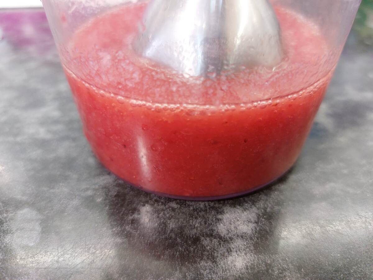 Измельчение клубники блендером для получения семян