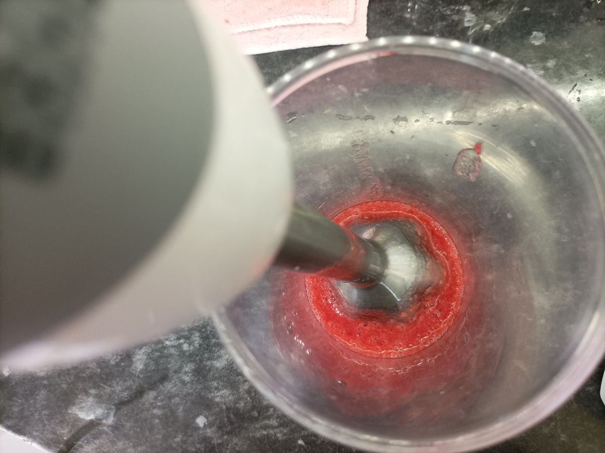 Измельчение клубники блендером для получения семян