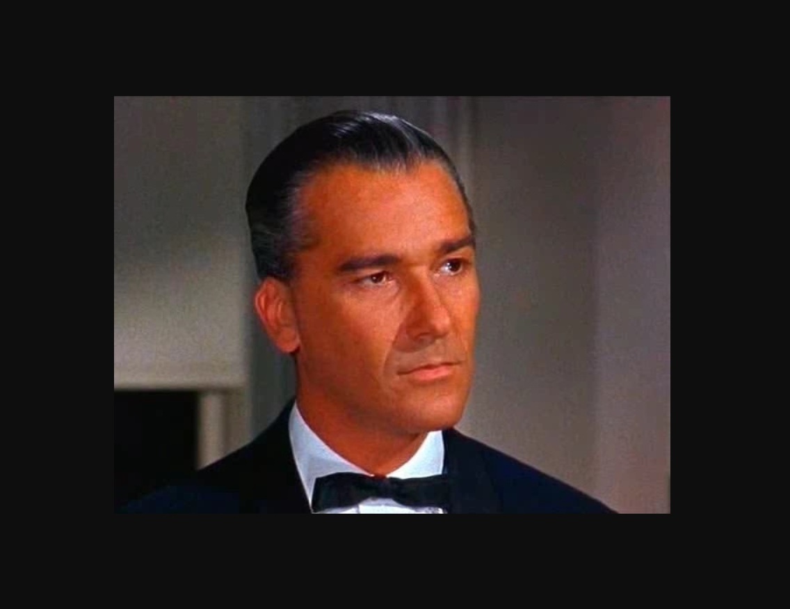 похож на дворецкого.