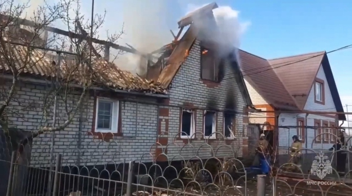    Курские пожарные спасли из сгоревшего дома 70-летнюю женщину