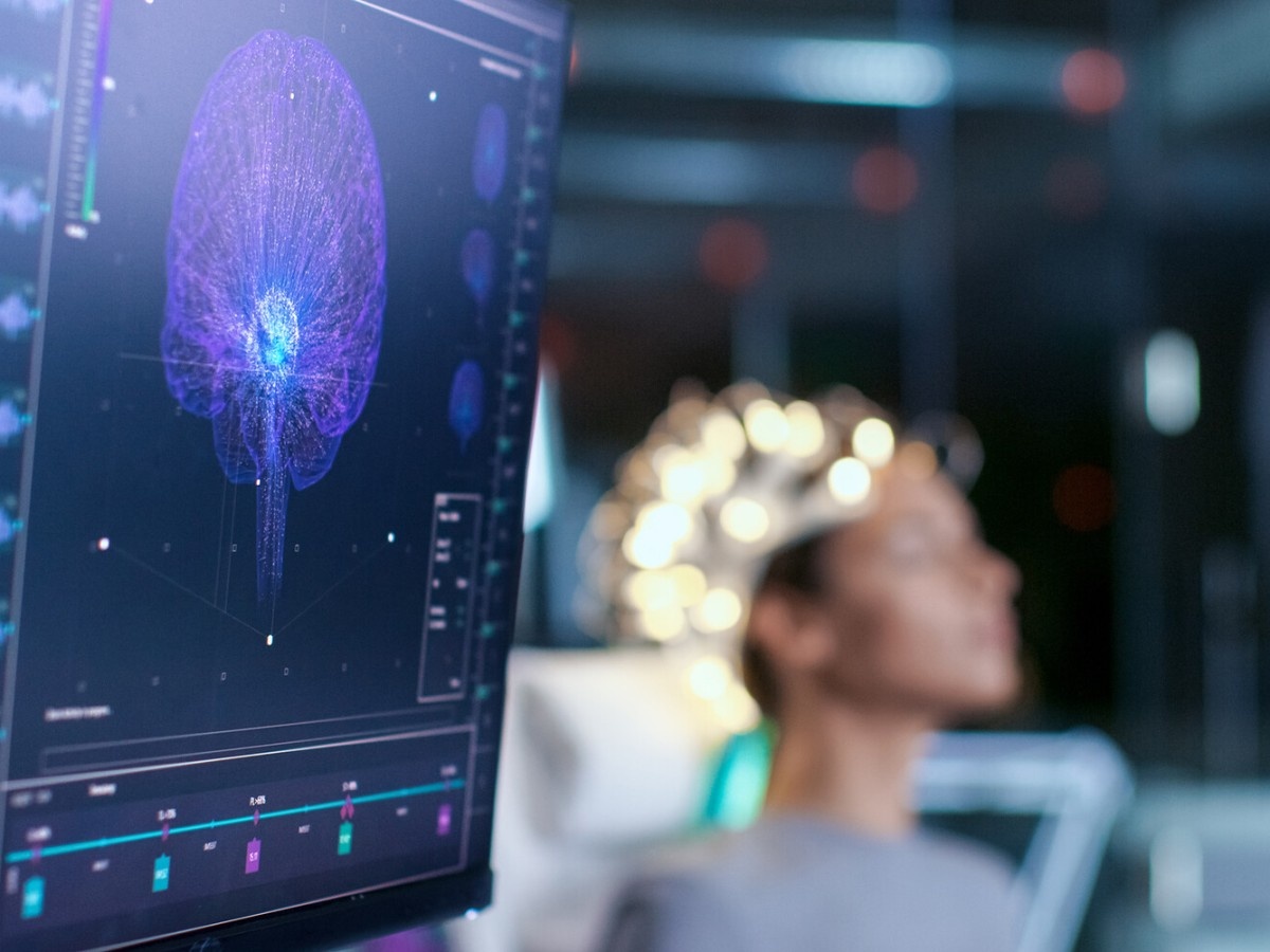    Новый нейроинтерфейс помещается на голове между двух волос