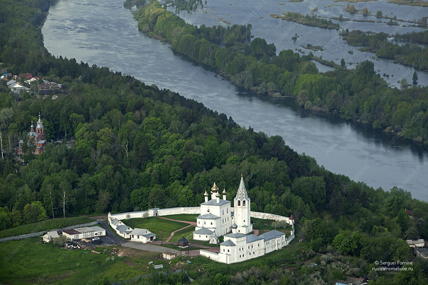Никольский монастырь на Гребенской горе над разлившейся в половодье Клязьмою